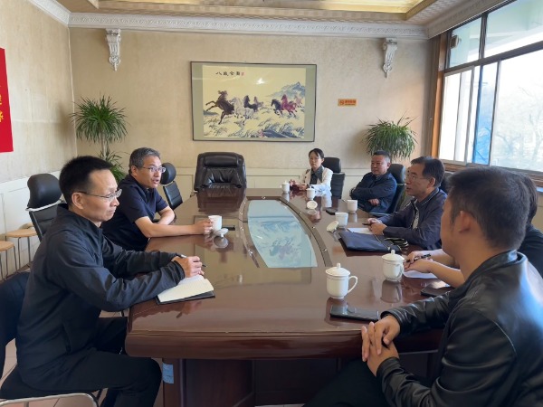 常山集團(tuán)黨委副書記、副董事長、總經(jīng)理?xiàng)钊饎偱c三和實(shí)業(yè)集團(tuán)董事長張偉厚一行進(jìn)行交流座談